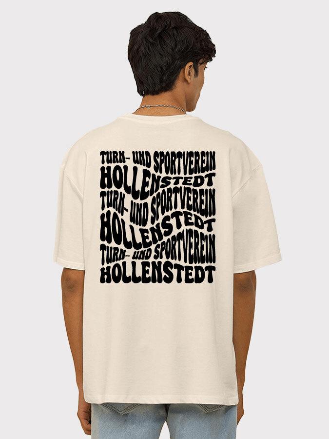 R&uuml;ckansicht eines jungen Mannes in einem hellen T-Shirt mit schwarzem Schriftzug: "Turn- und Sportverein Hollenstedt".